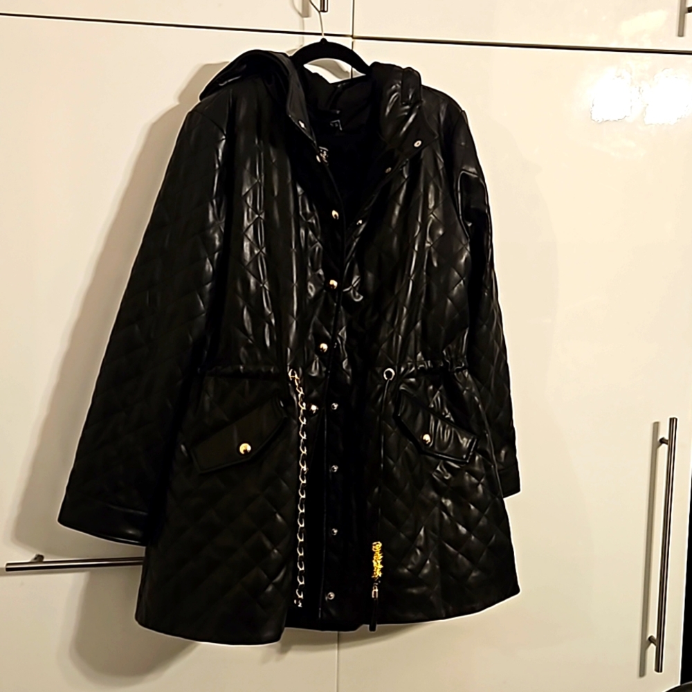 Guess.  Jacket with detachable inner fur.  Color Black. Inside fake fur. Size XL